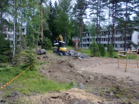 Leikkikentän tekoa
